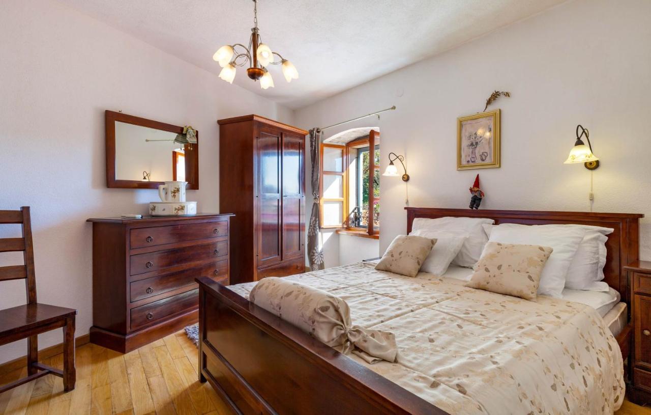 Villa Vicina Heritage Villa For 9,Milna - Close To Restaurants And Shops Extérieur photo