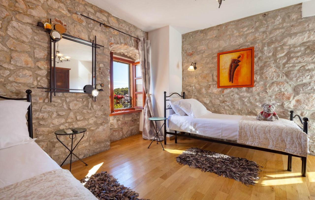 Villa Vicina Heritage Villa For 9,Milna - Close To Restaurants And Shops Extérieur photo