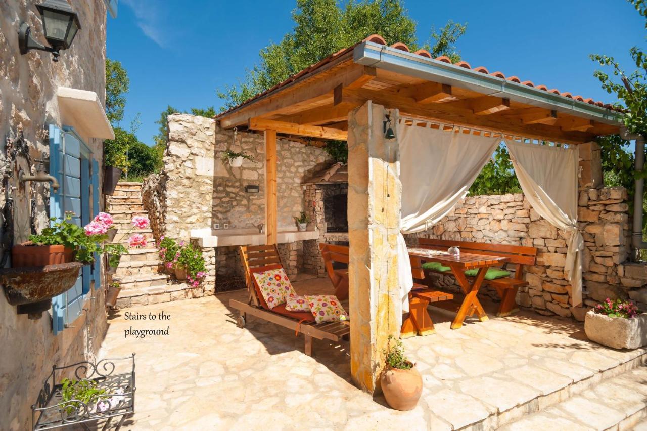 Villa Vicina Heritage Villa For 9,Milna - Close To Restaurants And Shops Extérieur photo
