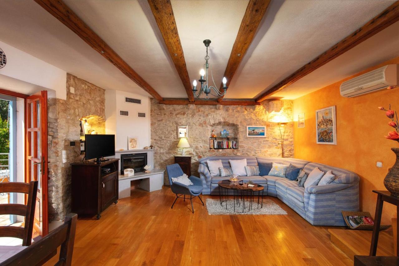Villa Vicina Heritage Villa For 9,Milna - Close To Restaurants And Shops Extérieur photo