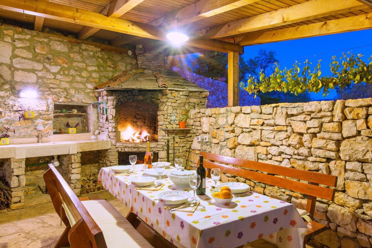 Villa Vicina Heritage Villa For 9,Milna - Close To Restaurants And Shops Extérieur photo